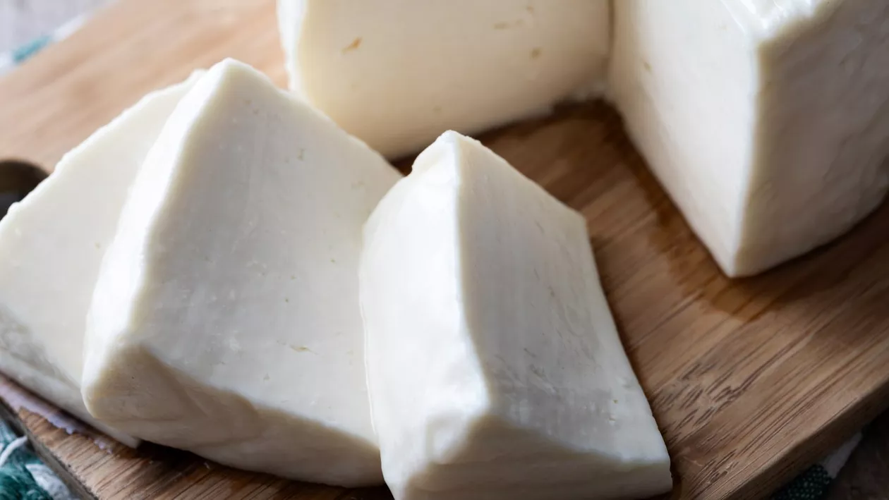 „Brânză de oaie” doar pe etichetă. Analizele au descoperit până la 85% lapte de vacă în produsele vândute ca autentice