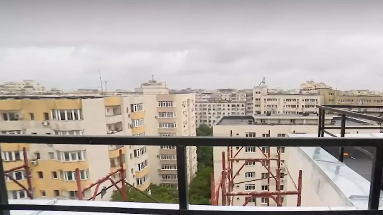 O fată de 15 ani a murit după ce a căzut de pe terasa unui bloc din București. Cum s-a produs tragedia