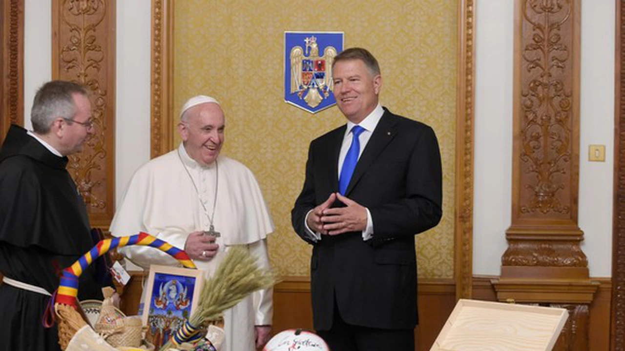Statuie A Papei Francisc DezvelitÄƒ La BucureÈ™ti Klaus Iohannis SalutÄƒ IniÈ›iativa CetÄƒÅ£enii Romani Au Primit Vizita SanctitÄƒÅ£ii Sale Ca Pe O Incurajare A Chemat Umanitatea La Solidaritate B1tv Ro