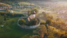 Sute de mii de turiști ajung anual într-un sat din România, atrași de bisericile fortificate și mâncarea tradițională 