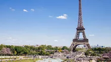 Doi bărbați au sărit cu parașuta de pe Turnul Eiffel. Ce a urmat după?