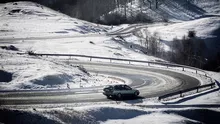 Viscol și zăpadă pe Transalpina. Redeschiderea șoselei spectaculoase, amânată din cauza vremii