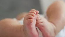 Caz șocant! O mamă și-a aruncat bebelușul nou-născut în toaleta din curte