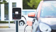 Vânzările de vehicule electrice și hibride plug-in au crescut cu aproape 20% în august la nivel global, în ciuda declinului din Europa