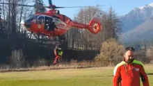 Turist blocat peste noapte pe munte, recuperat cu elicopterul. Bărbatul a stat în zăpadă îmbrăcat doar cu pantaloni scurţi și o bluză (VIDEO)