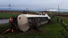 Haos cu două cisterne răsturnate în Neamț. O parte din încărcatura de combustibil s-a scurs pe carosabil