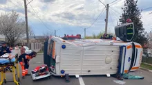 O ambulanță cu un copil s-a răsturnat la Urziceni. Un șofer nu i-a acordat prioritate