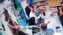 Iran: Două femei au fost arestate după ce un bărbat le-a turnat iaurt pe păr pentru că aveau capetele descoperite (VIDEO)