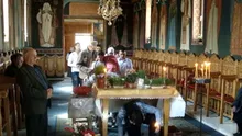 Ce reprezintă trecerea pe sub masă din Vinerea Mare. Semnificația florilor puse de credincioși pe Epitaf