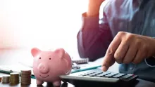 Un tânăr cu un salariu de 9.000 de lei a fost refuzat pentru un credit de nevoi personale. Motivul e halucinant: „Nu ştiu cum dau la alţii credite”