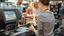 Un român a păcălit sistemul caselor self pay din marile magazine. Schema bărbatului din Buzău