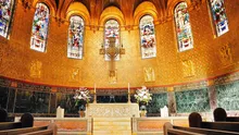 Reacția unui copil din Galați în timpul Liturghiei. Preotul i-a spălat, șters și sărutat picioarele