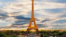 Un bărbat a sărit cu parașuta de pe Turnul Eiffel