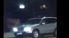 Pericol în trafic: Pasager ieșit prin trapa autoturismului ca să danseze pe manele. Șoferul a fost amendat după ce filmarea a devenit virală