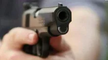Un bărbat a fost surprins cu arma pe terasa unui bloc din București. Ce făcea cu luneta