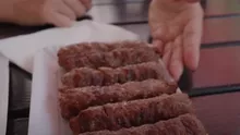 Cozi uriașe la terasele cu mici din Capitală! Turiștii străini descoperă gustul tradiției românești