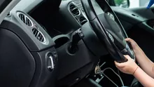 Un băiat de 13 ani a provocat un accident rutier, după ce a furat mașina tatălui. Cine a anunțat poliția