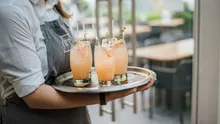 Băutura care face furori în restaurante și baruri. Are la bază o rețetă veche românească
