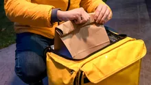 Cât câștigă un livrator de mâncare în Timișoara. „Deci eu cred că merită”