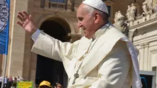 Papa Francisc a fost externat și a avut prima apariție publică de la internare. Suveranul Pontif a ieșit la balconul spitalului, de unde a salutat mulțimea venită să-l vadă (VIDEO)