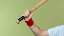 Un bărbat a fost bătut cu bâta pe stradă, de un vecin. Vecină: „O venit cineva și zice că acolo se bat doi, zice, unul tot dă”