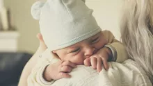 Ajutor de la stat pentru mamele defavorizate. Banii vor ajunge pe carduri în perioada următoare