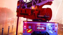 Doi bărbați au dat foc unei mașini parcate lângă un bloc, în Orăștie. Camerele de supraveghere au surprins momentul