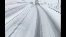 Peisaje de iarnă autentică în România: Drumarii intervin cu utilajele de dezăpezire în Pasul Tihuţa (VIDEO)