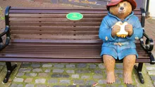 Doi bărbați au fost condamnați pentru vandalizare. Au distrus statuia ursulețului Paddington, din Anglia