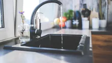 Stațiune montană cunoscută, rămasă fără apă potabilă. Localnic: „Apa zici că e cafea”
