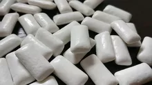 Ce ascunde guma de mestecat? Cercetătorii au descoperit sute de particule de microplastic  care ajung direct în corpul tău