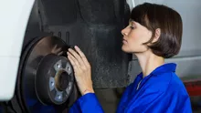 Simptomele unui ambreiaj defect. La câți kilometri trebuie înlocuit și cât te costă schimbarea lui, în anul 2025