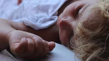 Rusia: O fetiță de 2 ani a supraviețuit 4 zile doar cu apa din toaletă. Mama ei plecase la prieteni să bea
