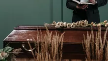 Momente dramatice pentru o familie din România. Un sicriu a luat foc, într-o capelă. Trupul femeii, găsit carbonizat
