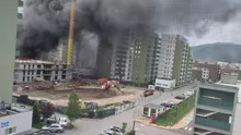 Incendiu puternic în Brașov: Localnicii, sfătuiți să închidă ferestrele, din cauza degajărilor mari de fum