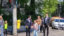 Nicușor Dan, surprins în timp ce-și ducea fetița la școală, chiar a doua zi după ce a câștigat alegerile (VIDEO, FOTO)