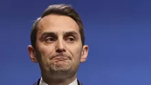 Guvernul taie din cheltuielile de protocol: Bufetele după ședințele de Guvern vor fi interzise, iar demnitarii vor conduce singuri Dacia Duster: “O cheltuială fixă lunară de 80.000 de lei cu 8 ospătari, care deservesc demnitarii, cabinetul prim-ministrului”