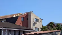 Detalii șocante despre femeia din Otopeni, ucisă în propriul apartament de acoperișul vecin luat pe sus de furtună: A fost lovită la cap de un lemn și avea abdomenul secționat de un geam