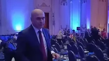 Ilie Bolojan a strâns gunoaiele lăsate în urmă de colegii săi, la congresul PNL (VIDEO)