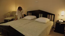 Salariul unei cameriste într-un resort de lux pe Litoral. Cât se mai câștigă în sezonul estival