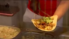 Cât costă pizza şi shaorma în Costineşti, în plin festival „Beach, please!”: „Băutura e pe primul loc aici”