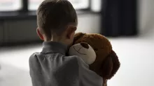 Date îngrijorătoare: Numărul copiilor cu ambii părinți plecați la muncă în străinătate e în creștere. Cifrele oficiale