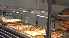 Scumpiri și la restaurantele de tipul „împinge tava”. Cât costă acum mâncarea la cantină