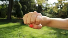 Situație bizară în Bistrița: O femeie și-a bătut fostul iubit și pe mama acestuia. Anterior, tot ea obţinuse ordin de protecţie împotriva bărbatului