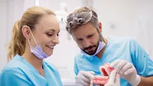 Care e durata de viață a unui implant dentar? Beneficiile pe termen lung ale tratamentului