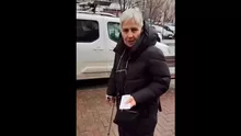 Bunică din Sectorul 3, exasperată, vorbește singură pe stradă: „700 de lei impozitul la casă, măi, băiete? Arză-i-ar focu’!” (VIDEO)