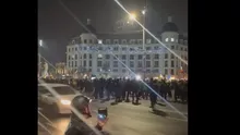 Protestatarii AUR, trolați cu mesajul „Marș la Moscova” proiectat pe o clădire. „Pentru că trompetele Rusiei și extremiștii nepatrioți au încercat să ne confiște simbolurile naționale”  (VIDEO)