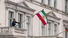 Gest cu încărcătură simbolică la Ambasada Iranului din Londra. Drapelul Republicii Islamice înlocuit cu steagul fostei monarhii (VIDEO)