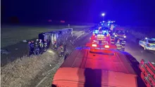 Un autocar cu 44 de persoane a fost implicat într-un accident rutier între Galați și Vaslui. O persoană a decedat și 14 persoane au ajuns la spital