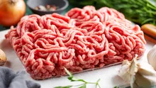 Carne tocată de pui suspectă de Salmonella, retrasă din magazine. Ce au găsit inspectorii la controale în Buzău